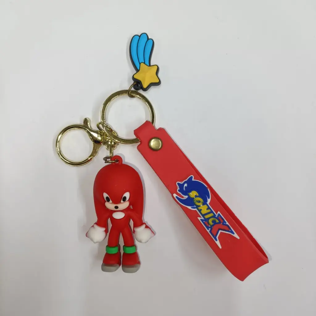 Portachiavi Sonic Knuckles in gomma rossa con anelli metallici dorati e charm stella gialla