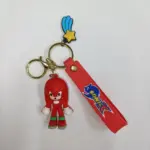 Portachiavi Sonic Knuckles in gomma rossa con anelli metallici dorati e charm stella gialla