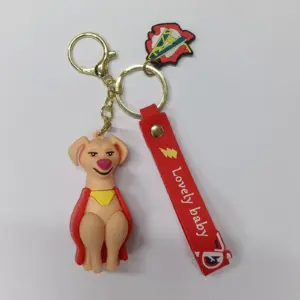 Portachiavi Krypto con cane supereroe mantello rosso, fascetta gomma rossa e charm fulmine giallo