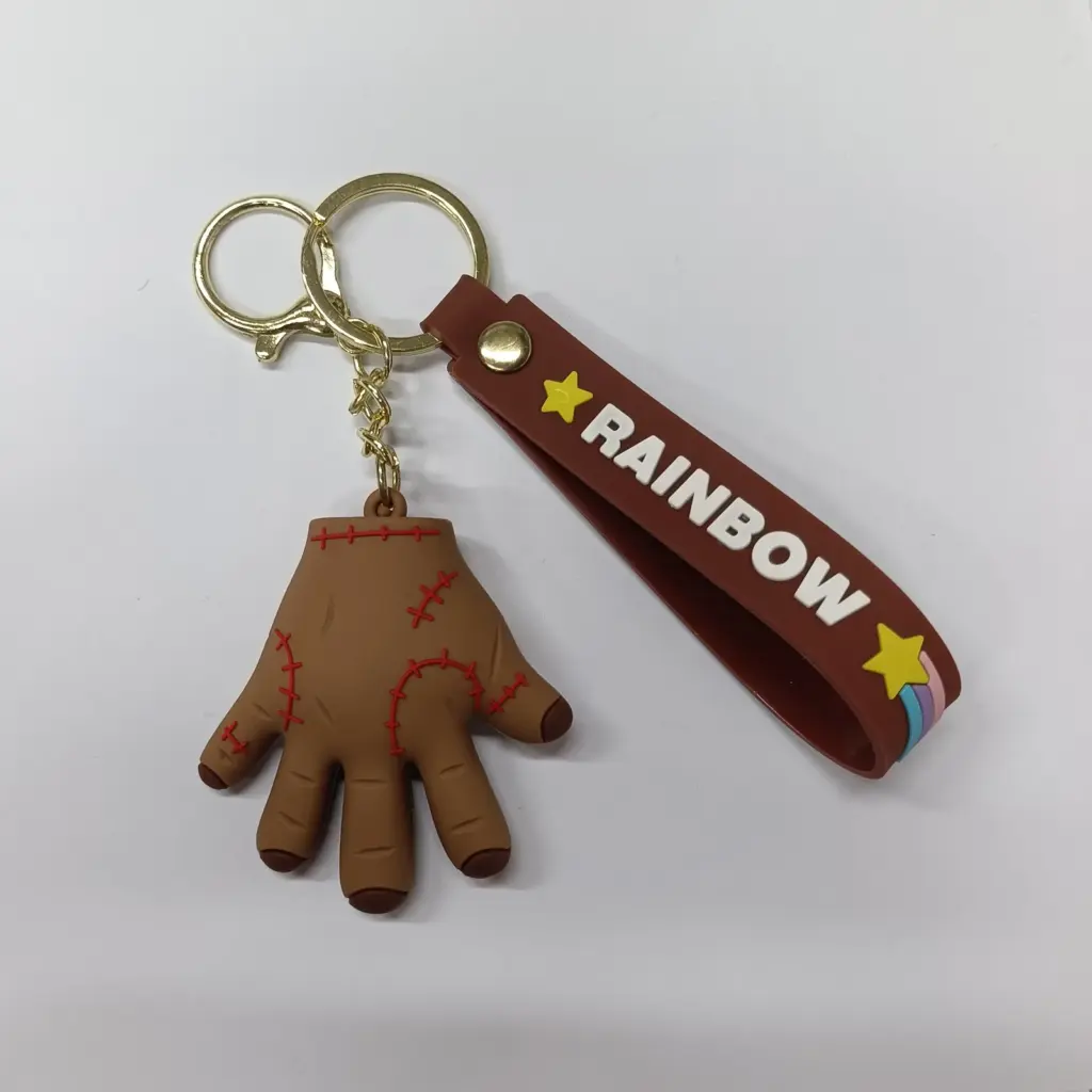 Portachiavi famiglia addams con mano gomma beige cuciture rosse e nastro rainbow marrone