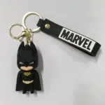 Portachiavi Marvel Batman in gomma nera con mantello e simbolo giallo, targhetta logo MARVEL