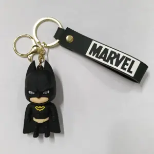 Portachiavi Marvel Batman in gomma nera con mantello e simbolo giallo, targhetta logo MARVEL