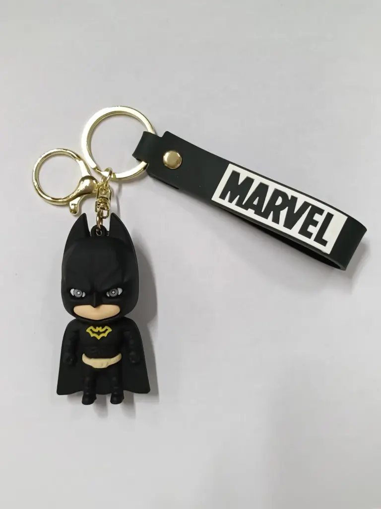 Portachiavi Marvel Batman in gomma nera con mantello e simbolo giallo, targhetta logo MARVEL