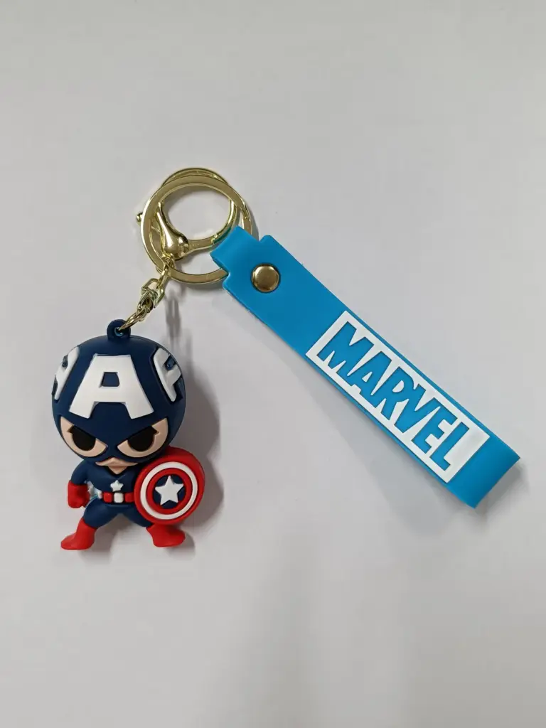 Portachiavi Marvel Capitan America figura chibi con scudo e tag azzurro logo MARVEL