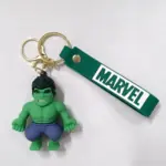 Portachiavi Marvel con ciondolo Hulk verde muscoloso e targhetta logo verde