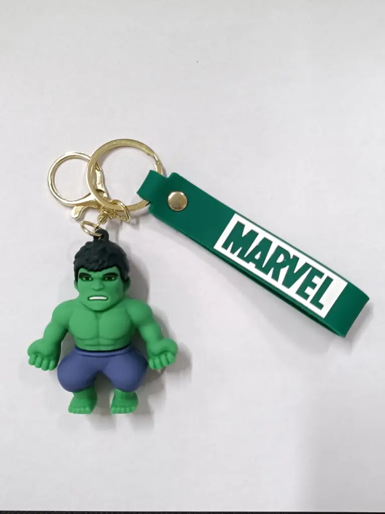 Portachiavi Marvel con ciondolo Hulk verde muscoloso e targhetta logo verde