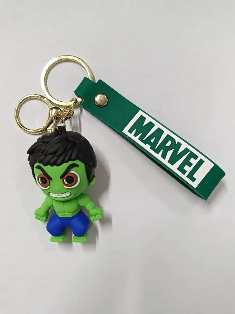 Portachiavi Marvel Hulk in gomma verde stile chibi con targhetta logo Marvel e moschettone dorato