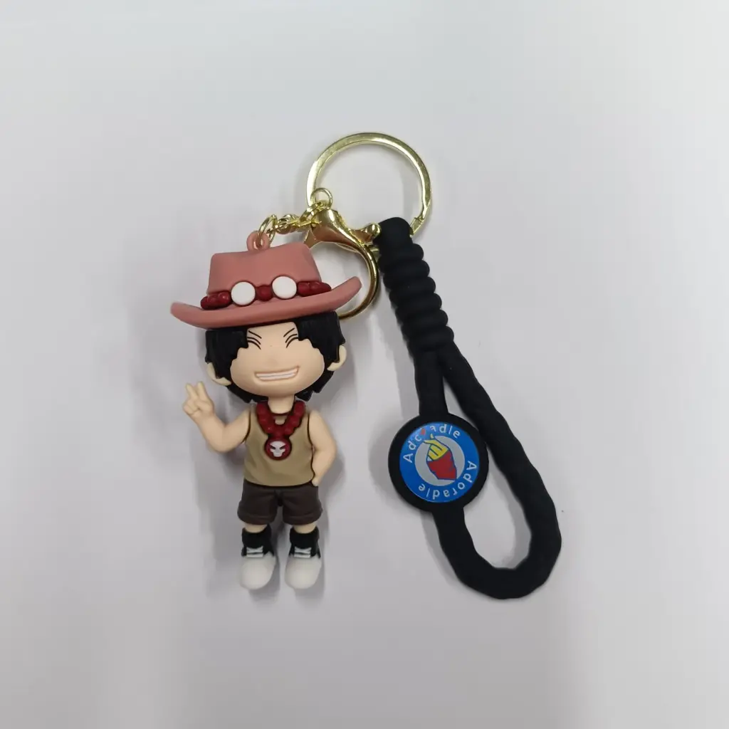 Portachiavi One Piece Ace con ciondolo in resina colorato, capelli neri ricci e cappello rosa