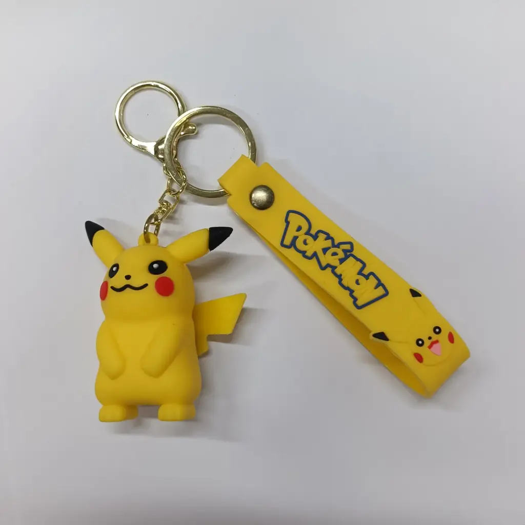 Portachiavi Pikachu gomma gialla con ciondolo logo Pokémon e anello metallico dorato