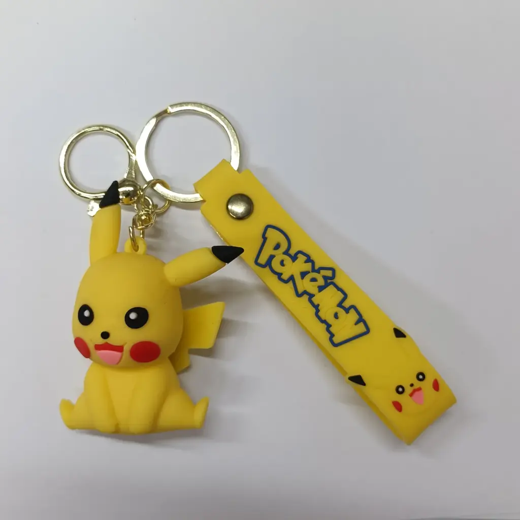 Portachiavi Pikachu Pokémon in gomma gialla con ciondolo logo blu e anelli metallici dorati