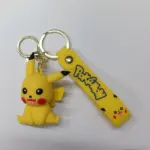 Portachiavi Pikachu Pokémon in gomma gialla con ciondolo logo blu e anelli metallici dorati