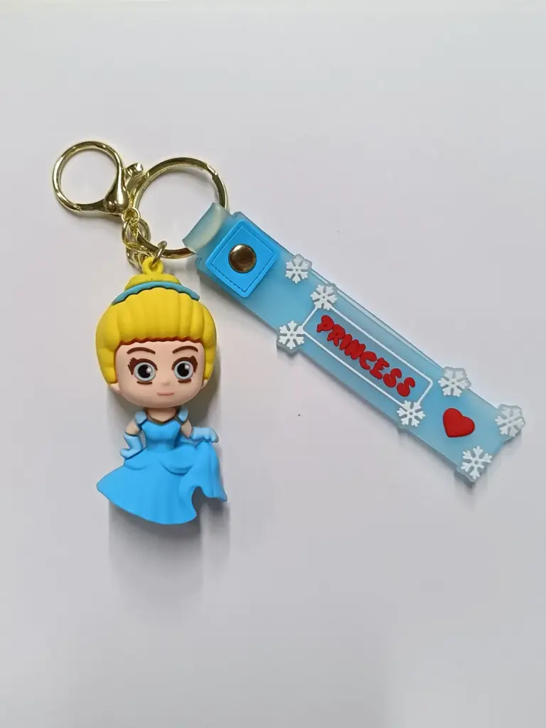 Portachiavi Cenerentola Disney con figura tridimensionale e targhetta azzurra con fiocchi di neve