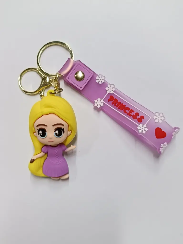 Portachiavi principessa Rapunzel con figurina tridimensionale e targhetta lilla decorata fiocchi neve