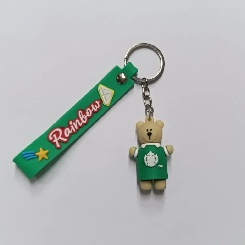 Portachiavi con placchetta verde Rainbow e orsetto beige in resina con maglietta verde