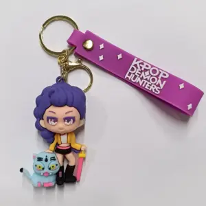 Portachiavi anime chibi capelli viola giacca gialla gatto azzurro targhetta fucsia K-Pop Demon Hunters