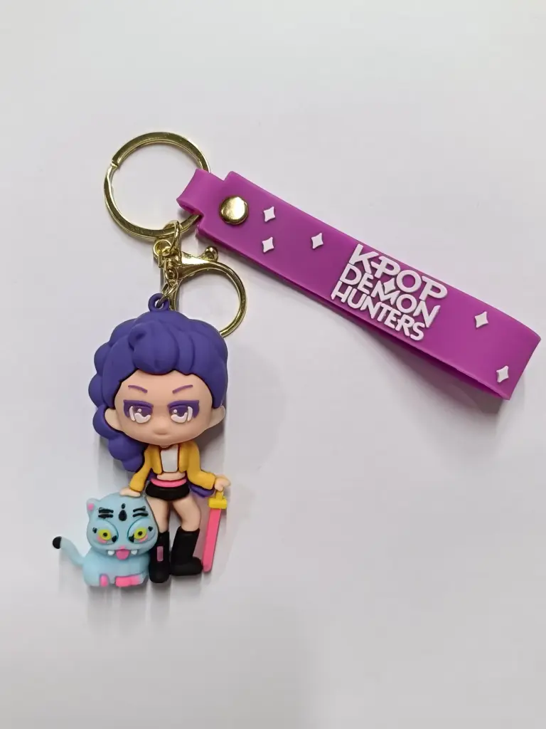 Portachiavi anime chibi capelli viola giacca gialla gatto azzurro targhetta fucsia K-Pop Demon Hunters