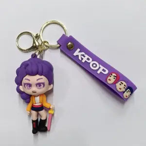Portachiavi k-pop con ciondolo chibi viola e targhetta decorativa K-POP