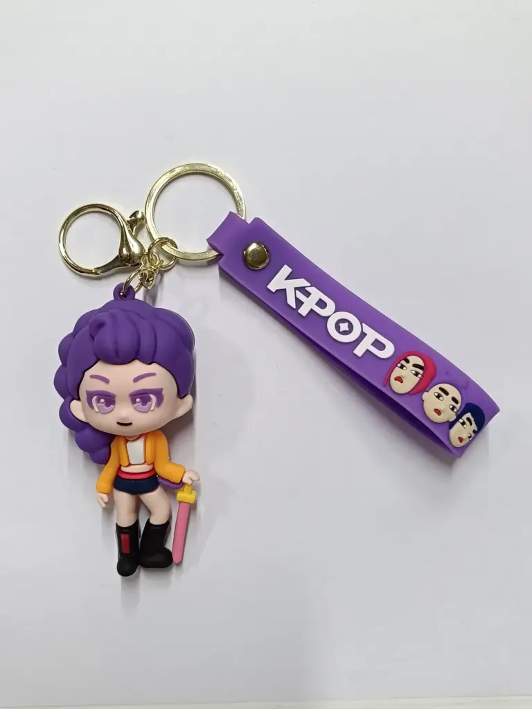 Portachiavi k-pop con ciondolo chibi viola e targhetta decorativa K-POP