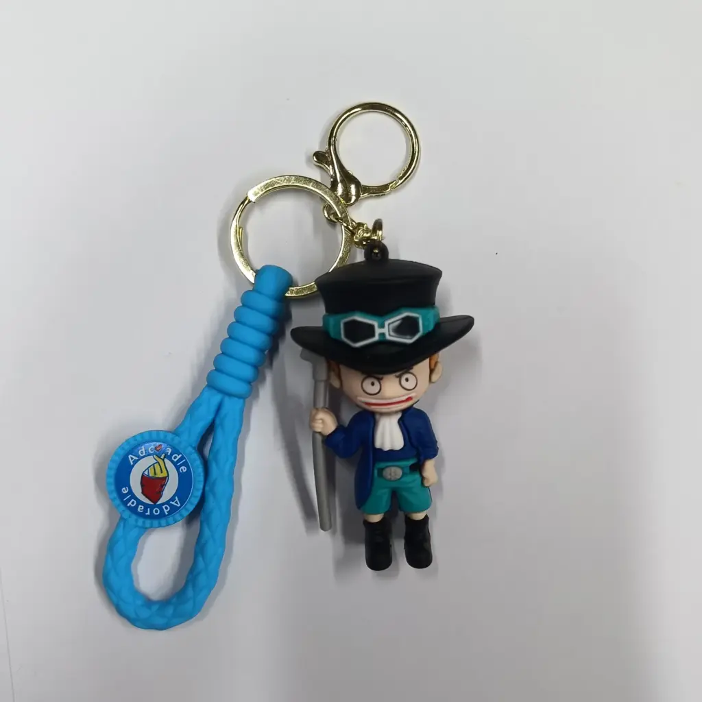 Portachiavi One Piece Sabo figura 3D con cordino azzurro e moschettone dorato