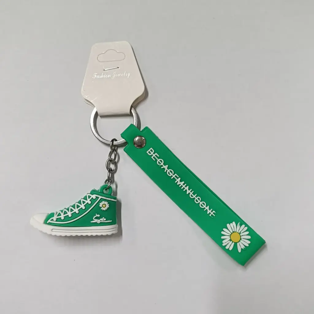 Portachiavi sneaker verde in gomma con nastro decorativo margherita gialla e anello metallico