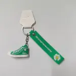 Portachiavi sneaker verde in gomma con nastro decorativo margherita gialla e anello metallico
