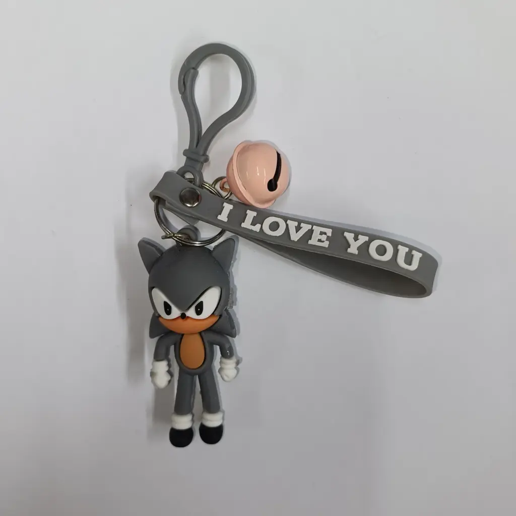 Portachiavi gomma Sonic grigio con targhetta I Love You e campanellino rosa su sfondo bianco