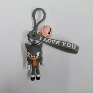Portachiavi gomma Sonic grigio con targhetta I Love You e campanellino rosa su sfondo bianco