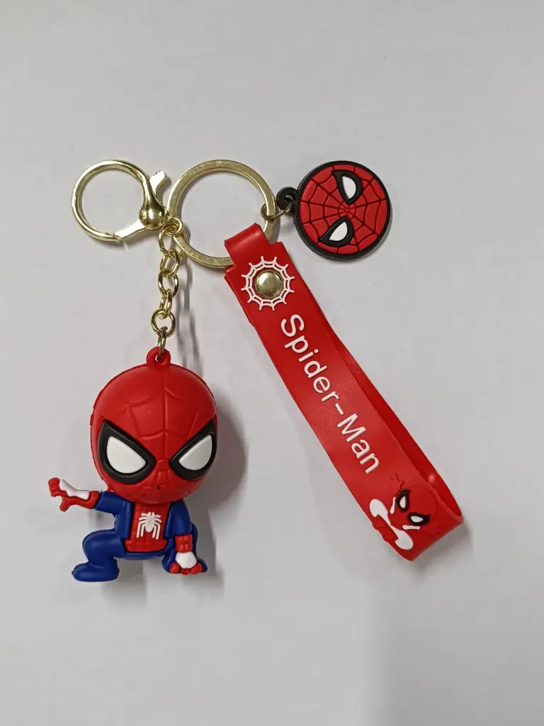 Portachiavi Spider-Man con figurina chibi rossa e blu, ciondolo circolare rosso e nastro gomma