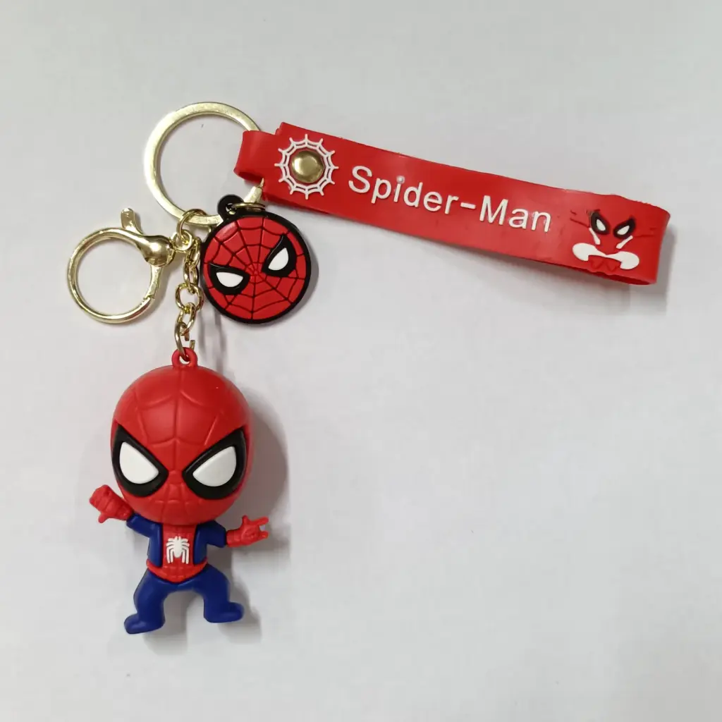 Portachiavi Spider-Man chibi con figurina tridimensionale, ciondolo maschera e nastro rosso