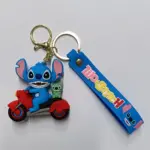 Portachiavi stitch gomma blu con vespa rossa e fascetta colorata, anelli metallici