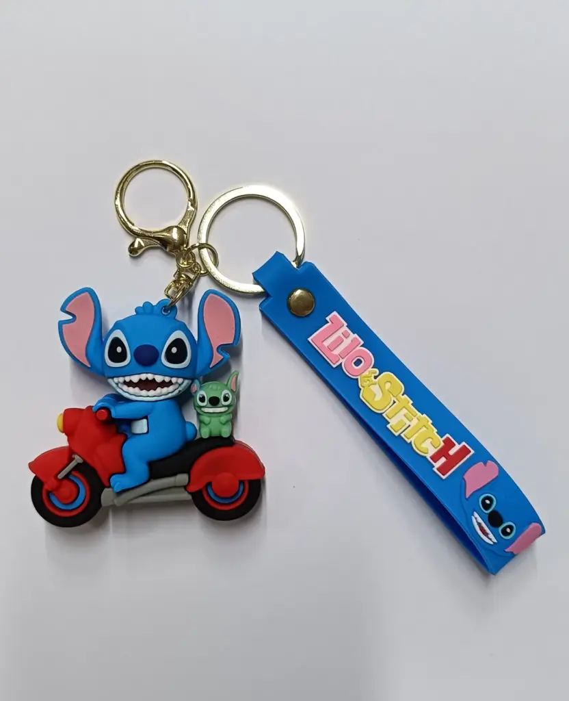 Portachiavi stitch gomma blu con vespa rossa e fascetta colorata, anelli metallici