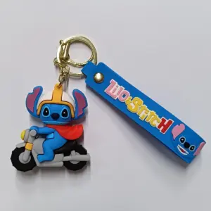 Portachiavi gomma blu Stitch su motocicletta grigia, casco arancio, mantellina rossa, cinturino blu con scritta Lilo & Stitch
