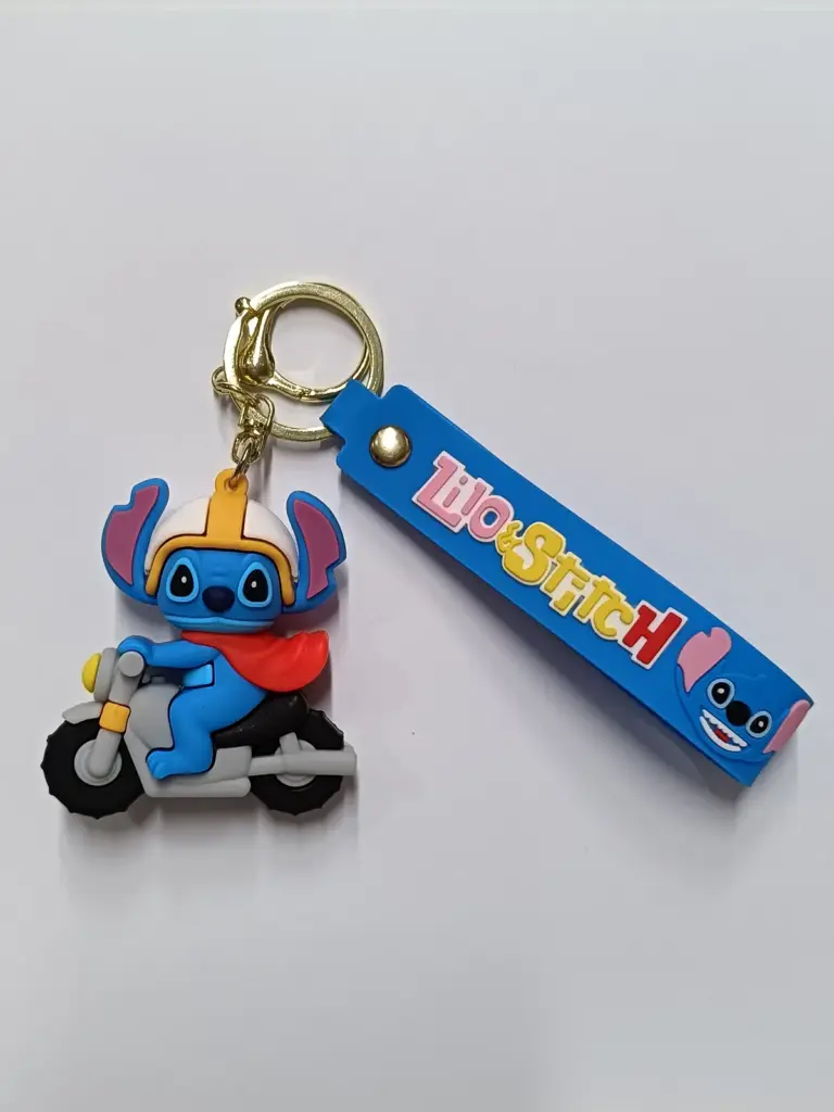Portachiavi stitch motocicletta in gomma blu con casco giallo e anello dorato