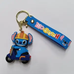 Portachiavi stitch motorino in gomma blu con orecchie rosa su scooter arancione e tag azzurro
