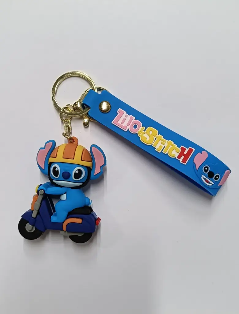 Portachiavi stitch motorino in gomma blu con orecchie rosa su scooter arancione e tag azzurro