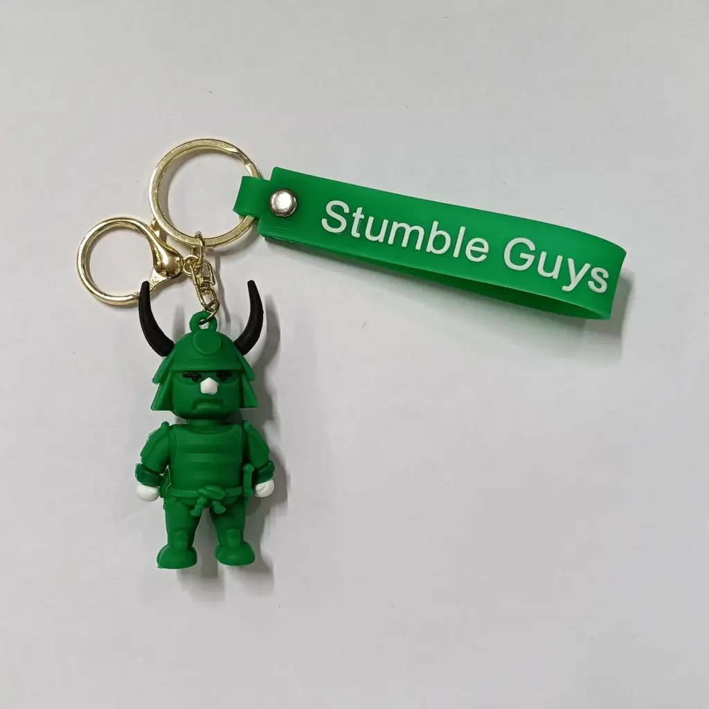 Portachiavi Stumble Guys personaggio verde Sei Taishogun con targhetta logo e anelli dorati