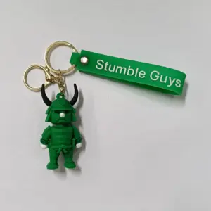 Portachiavi Stumble Guys personaggio verde Sei Taishogun con targhetta logo e anelli dorati