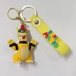 Portachiavi Super Mario Bowser plastica gialla con guscio rosso verde e ciondolo logo