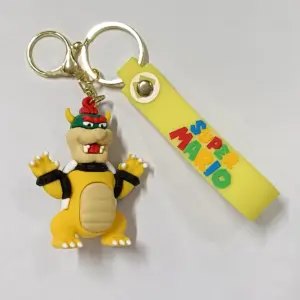 Portachiavi Super Mario Bowser plastica gialla con guscio rosso verde e ciondolo logo