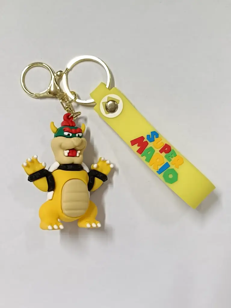 Portachiavi Super Mario Bowser plastica gialla con guscio rosso verde e ciondolo logo