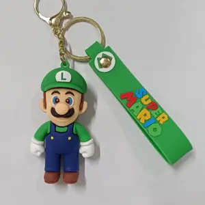 Portachiavi gomma Luigi Super Mario con cappello verde salopette blu e targhetta multicolore