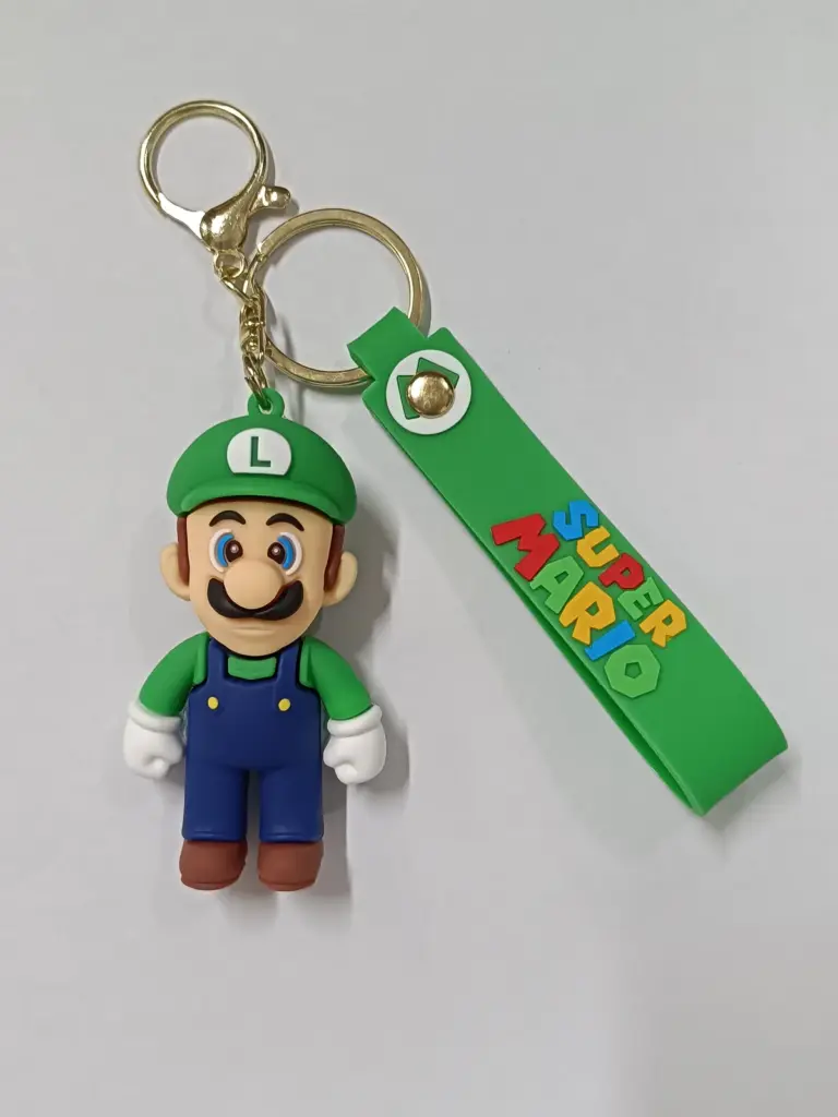 Portachiavi gomma Luigi Super Mario con cappello verde salopette blu e targhetta multicolore