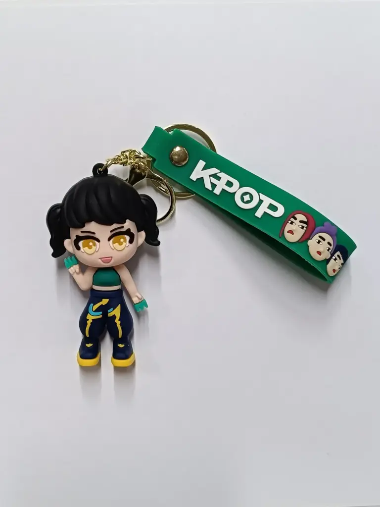 Portachiavi gomma personaggio Zoe K-Pop Demon Hunters outfit verde acqua tag KPOP