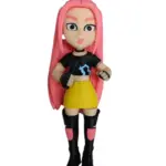 Statuetta stampa 3D personaggio femminile con capelli rosa, maglietta nera e gonna gialla su base nera