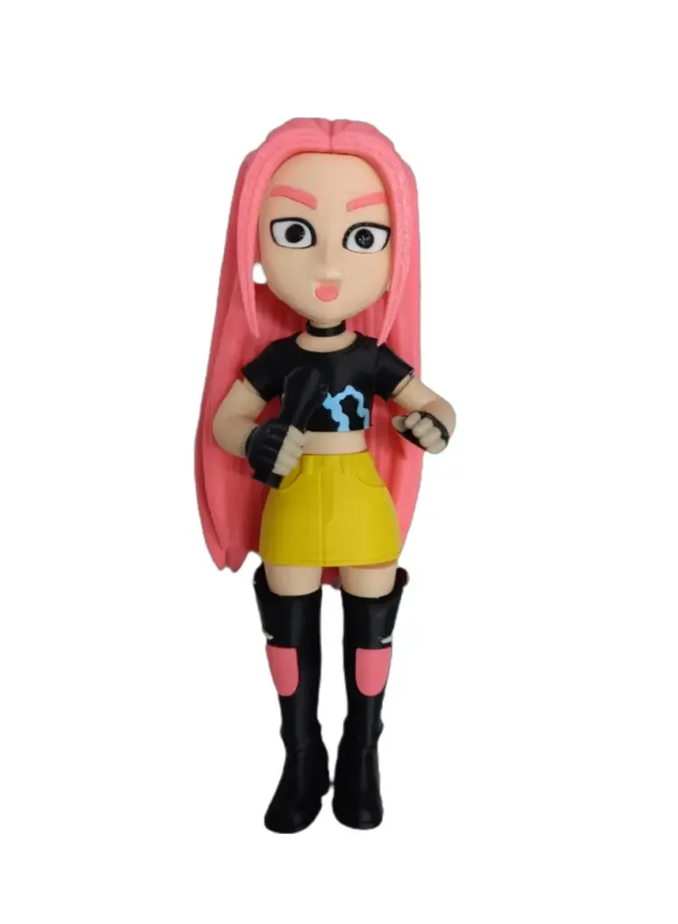 Statuetta stampa 3D personaggio femminile con capelli rosa, maglietta nera e gonna gialla su base nera