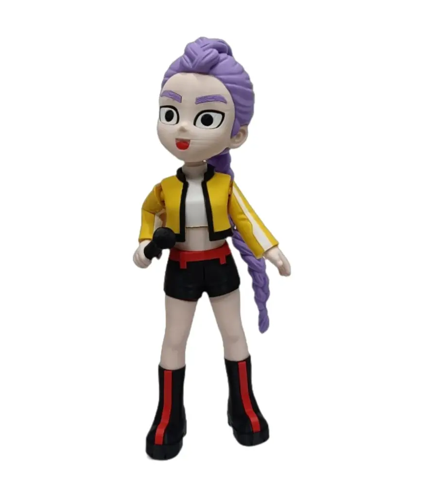 Statuetta stampa 3D personaggio femminile capelli viola giacca gialla stivali neri