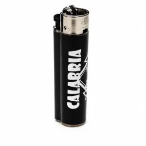 Accendino nero con scritta CALABRIA in bianco e grafica stilizzata, parti metalliche cromate, sfondo bianco.
