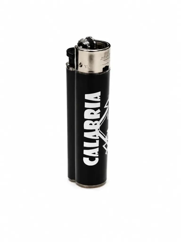 Accendino nero con scritta CALABRIA in bianco e grafica stilizzata, parti metalliche cromate, sfondo bianco.