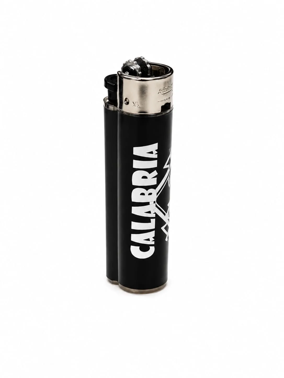 Accendino nero con scritta CALABRIA in bianco e grafica stilizzata, parti metalliche cromate, sfondo bianco.