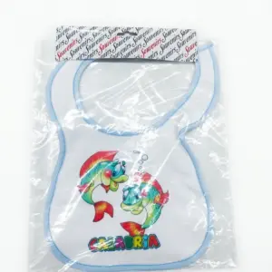 Bavetta neonato bianca bordino azzurro pesciolini arcobaleno scritta CALABRIA multicolore confezionata in busta trasparente